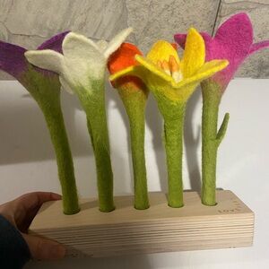 Lovevery Felt Flower Bouquet in Wooden Stand